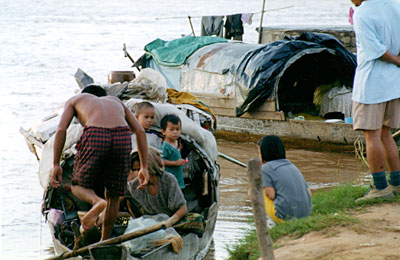 トンレサップ川河岸の小舟で生活する家族