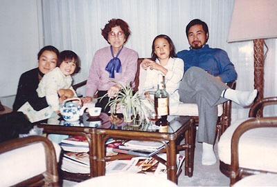 家族とフランスを訪問した母 （パリ、1986年）