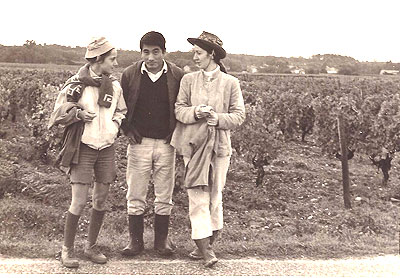 ボルドー近郊の葡萄酒造り農家の葡萄畑でアルバイトの女子学生らと（1970年晩秋）