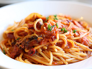 トマトソースパスタ