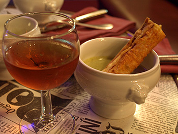 ポワロー葱とベーコンのヴルーテ　ベーコンのパイ添え