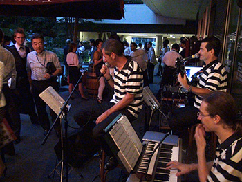 バンド演奏がいい雰囲気を