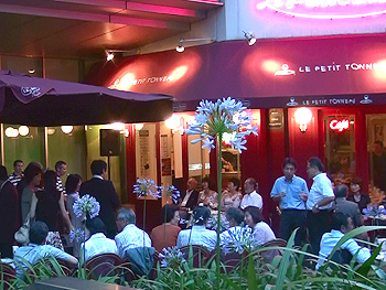 テラスの賑わい