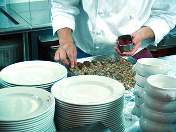 キッチンは大忙し