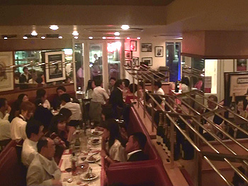 100名ほどがひしめく店内