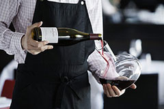 ワインメルマガ ワインを注ぐソムリエ