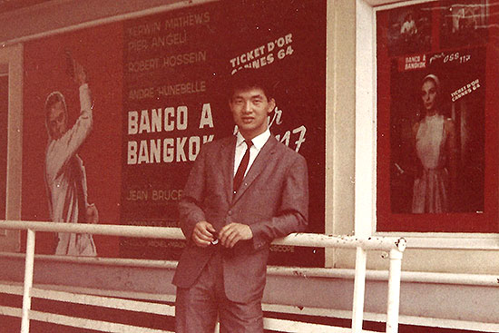 Banco à Bangkok 封切館の前で