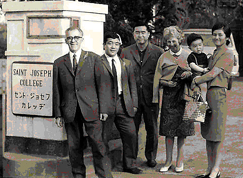 1967年　46年振りの日本　セント・ジョゼフ・カレッヂ前で　オーブレ氏（左端）、その右　富賀見先輩
