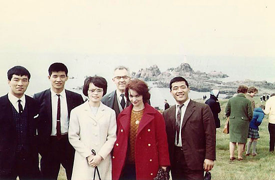 ジャージー島にて　後列左から：伊藤・安本・オーブレ氏・富賀見先輩