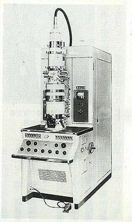 1956年にサクレー原子力研究所に納入された電子顕微鏡と同型機