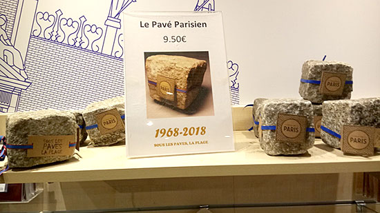 パリ市庁舎で売られていたとみられる石畳