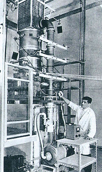 ドュプイ博士の超高圧（1000KV）電子顕微鏡